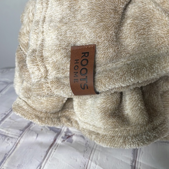 Roots Twin Sized Soft Fleece Blanket - Picture 3 of 4